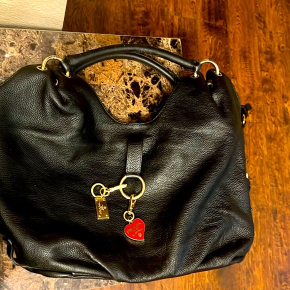 I’m selling this Prada bag that I found at a storage garage. - Picture 1 of 5